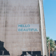 Schriftzug "Hello Beautiful" auf einer Wand