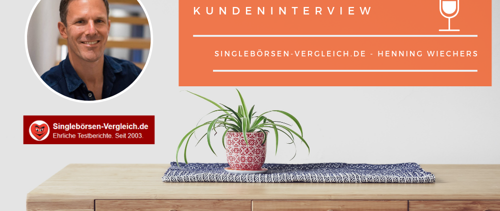 Pflanze auf einem Tisch als Beitragsbild für Kundeninterview Singleboersen-Vergleich.de