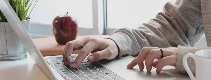 Ausgezeichnet.org spricht über das Affiliate Marketing, erklärt dessen Funktionsweise und nennt einige Erfolgsfaktoren, das Bild zeigt wie eine Person auf einem Laptop tippt