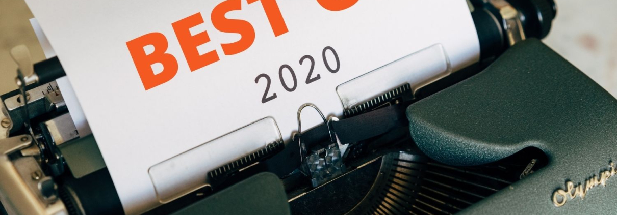 Ausgezeichnet.org wählt die Top Picks der Blogbeiträge aus 2020 und berichtet so über Content Marketing, Unique Selling Proposition, Home-Office, Trust Funnel und User Experience, das Bild zeigt eine Schreibmaschine mit einem Blatt Papier, auf dem Best Of 2020 steht