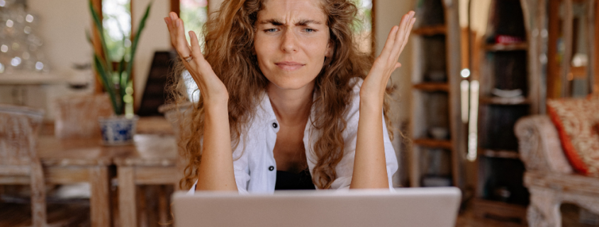 Ausgezeichnet.org spricht über den Choice-Overload-Effekt und thematisiert, dass eine große Auswahl nicht immer nur positive Effekt haben kann, das Bild zeigt eine Frau am Laptop, die sehr verwirrt und frustriert wirkt