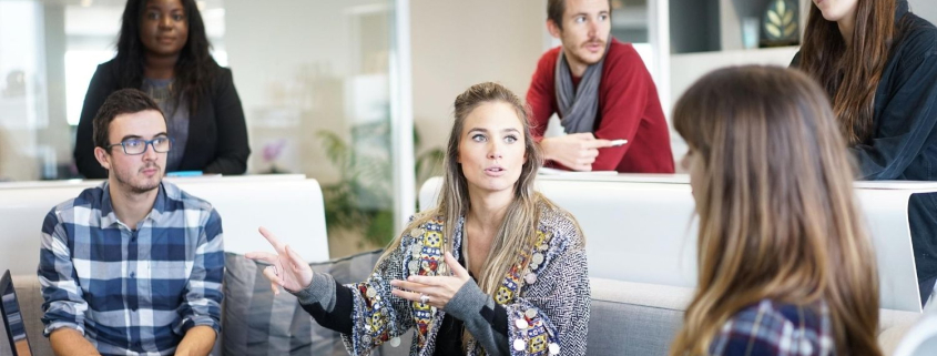 Ausgezeichnet.org thematisiert die Unternehmenskommunikation (Corporate Communication) und spricht über die unterschiedlichen Maßnahmen, das Bild zeigt ein Team in einer Besprechung