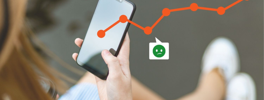 Ausgezeichnet.org thematisiert die Customer Experience und was Ihre Kunden zu positiven Erlebnissen verhilft, das Bild zeigt eine Frau am Smartphone und einen Graphen, der Ihre Customer Experience veranschaulichen soll