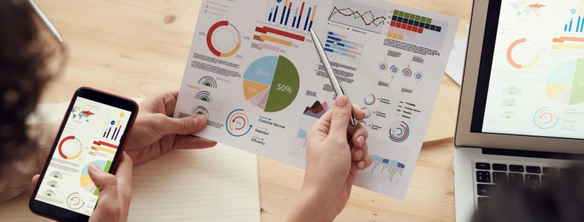 Ausgezeichnet.org spricht im Rahmen des Data-Driven Marketing darüber, wie Daten zur Optimierung des Marketings genutzt werden können, das Bild zeigt einen Laptop, ein Smartphone und einen Ausdruck, auf dem verschiedene Daten dargestellt sind