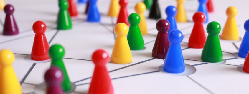 Ausgezeichnet.org thematisiert verschiedene Strategien zum Linkaufbau und spricht darüber, wie ein gutes Linkprofil dem Ranking helfen kann, das Bild zeigt Spielfiguren, die durch Linien in einem Netzwerk verbunden sind