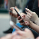 Ausgezeichnet.org spricht über Mobile Usability, also die Nutzerfreundlichkeit einer Website an mobilen Endgeräten, das Bild zeigt mehrere Menschen am Smartphone