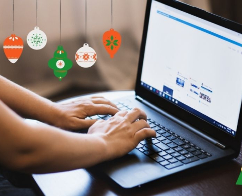 Ausgezeichnet.org spricht darüber, wie Sie E-Mail-Marketing und Newsletter auch zu Weihnachten nutzen können, das Bild zeigt einen Laptop und beinhaltet einige weihnachtliche Elemente