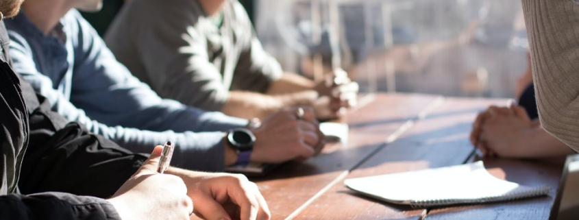 Ausgezeichnet.org erläutert das Personalmarketing und unterscheidet in internes und externes Personalmarketing, das Bild zeigt mehrere Personen in einem Personalgespräch