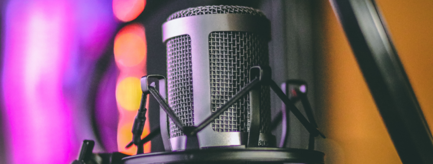 mit dem Mikrofon einen Podcast aufnehmen