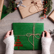 Ausgezeichnet.org erklärt, mit welchen Maßnahmen Sie mit Ihrem Unternehmen Weihnachtsstimmung verbreiten können und so das Engagement Ihrer Kunden erhöhen, das Bild zeigt verpackte Geschenke