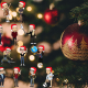 Ausgezeichnet.org spricht über die liebsten Weihnachtslieder des Teams und verabschiedet in die Winterpause, das Bild zeigt einen weihnachtlichen Hintergrund mit den Bitmojis der Mitarbeiter