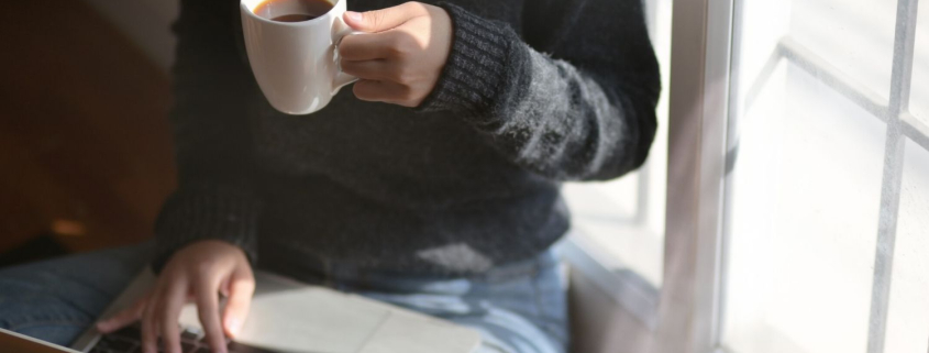 Ausgezeichnet.org spricht über die Relevanz einer guten Work-Life-Balance und gibt Tipps, wie man Arbeits- und Privatleben in Einklang ringen kann, das Bild zeigt eine Person, die casual auf dem Boden am Laptop arbeitet