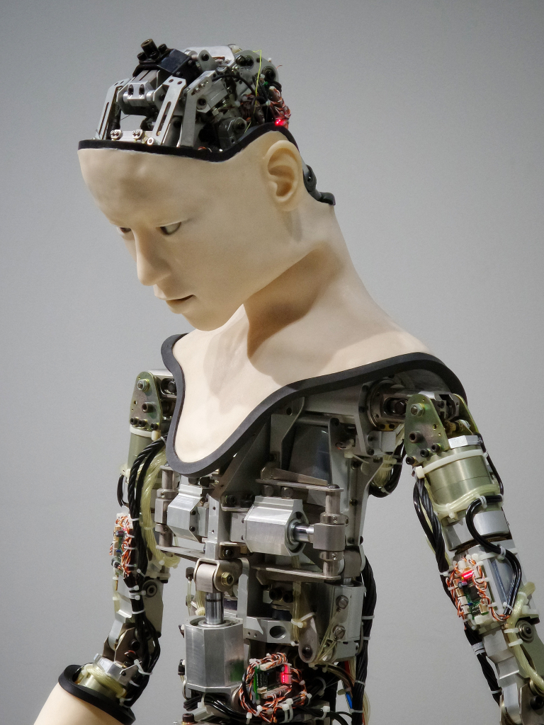 ein Roboter symbolisiert künstliche Intelligenz
