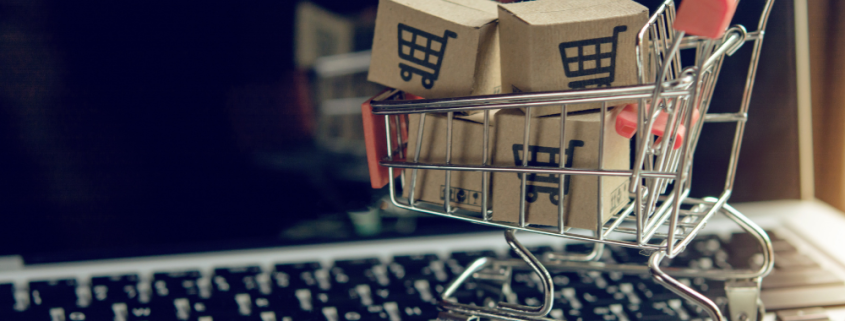 Einkaufswagen mit Paketen steht auf Laptop | AUSGEZEICHNET.ORG