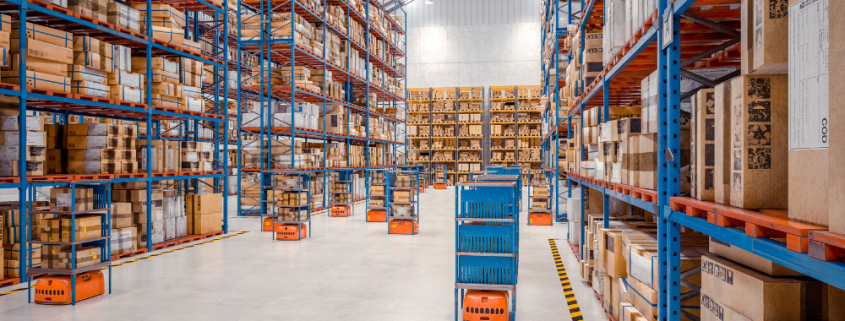 große Lagerhalle mit vielen Paketen | AUSGEZEICHNET.ORG