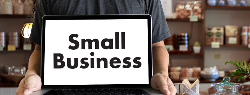 Person hält Laptop fest auf dem Small Business steht.