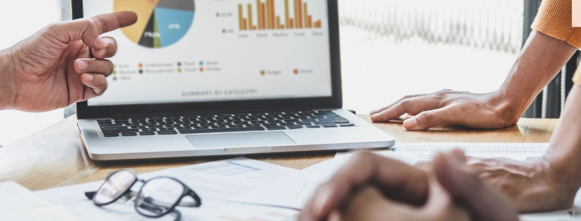 Ansicht von Diagrammen auf dem Laptop zur Messung von Marketingaktivitäten im Performance Marketing