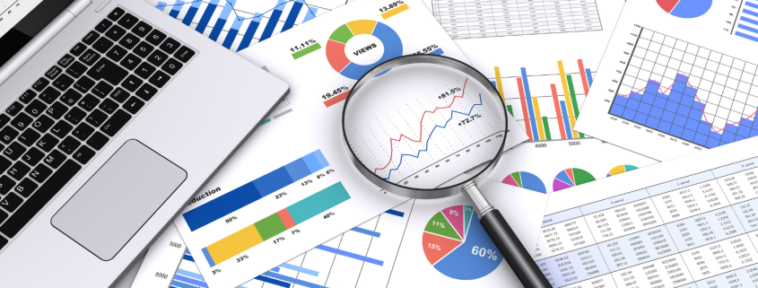 Studien auf Tisch mit Lupe | AUSGEZEICHNET.ORG