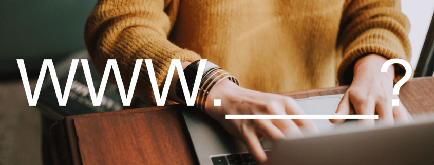eine Frau sucht am Laptop nach einem passenden Domainnamen