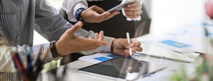 Ausgezeichnet.org erklärt Marketing Automation und zeigt auf, was bei der Automatisierung beachtet werden muss, das Bild zeigt zwei Personen an Smartphone und Tablet, die etwas planen