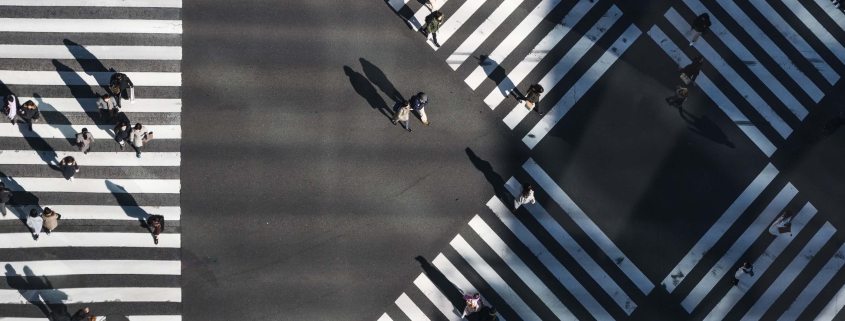 Ausgezeichnet.org erklärt den Multi-Channel-Vertrieb und nennt Vor- und Nachteile, das zeigt eine Kreuzung mit Zebrastreifen und einigen Menschen aus der Vogelperspektive