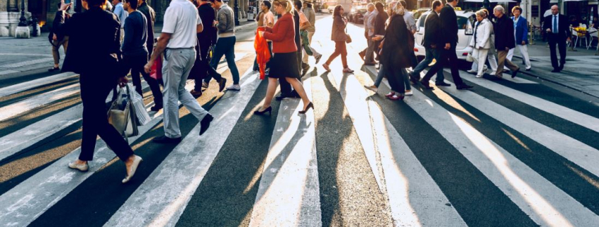 Menschen, die zur Zielgruppe gehören könnten, laufen über einen Zebrastreifen