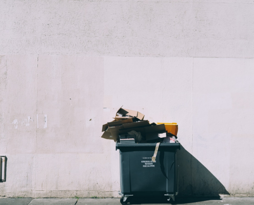 Verpackungsgesetz und eine Mülltonne auf der Straße