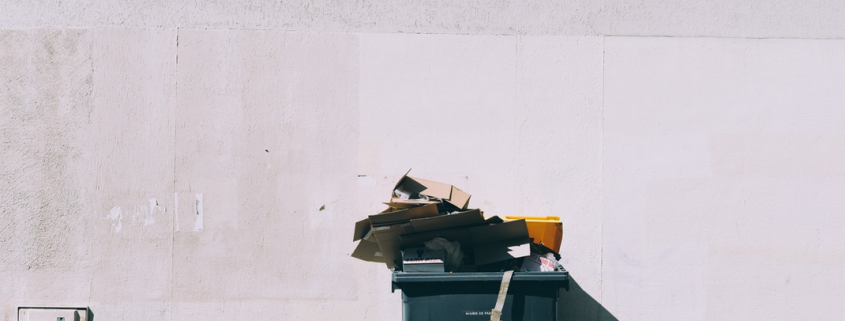 Verpackungsgesetz und eine Mülltonne auf der Straße