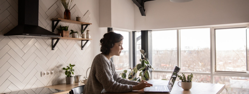 EIne Frau sitzt an der Küchenzeile im Home-Office | AUSGEZEICHNET.ORG