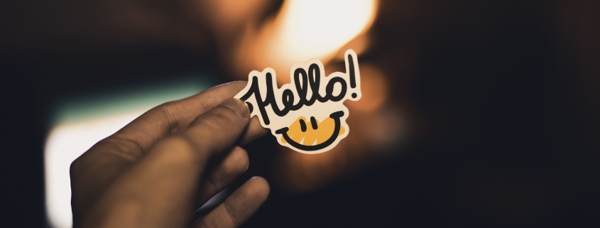 Ein Hello-Schriftzug symbolisiert die Personalisierung für ein Unternehmen