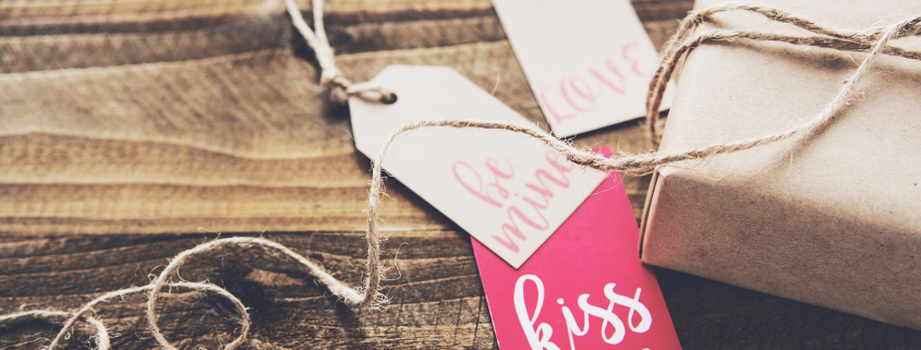 Geschenke auf einem Holztisch für den Valentinstag